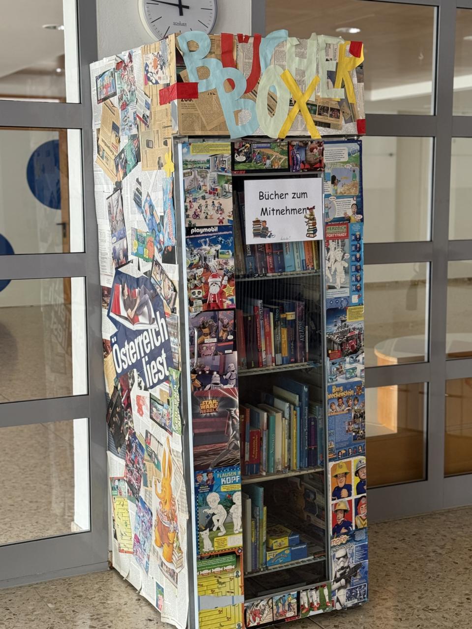Bücherschrank - fancy beklebter alter Kühlschrank
