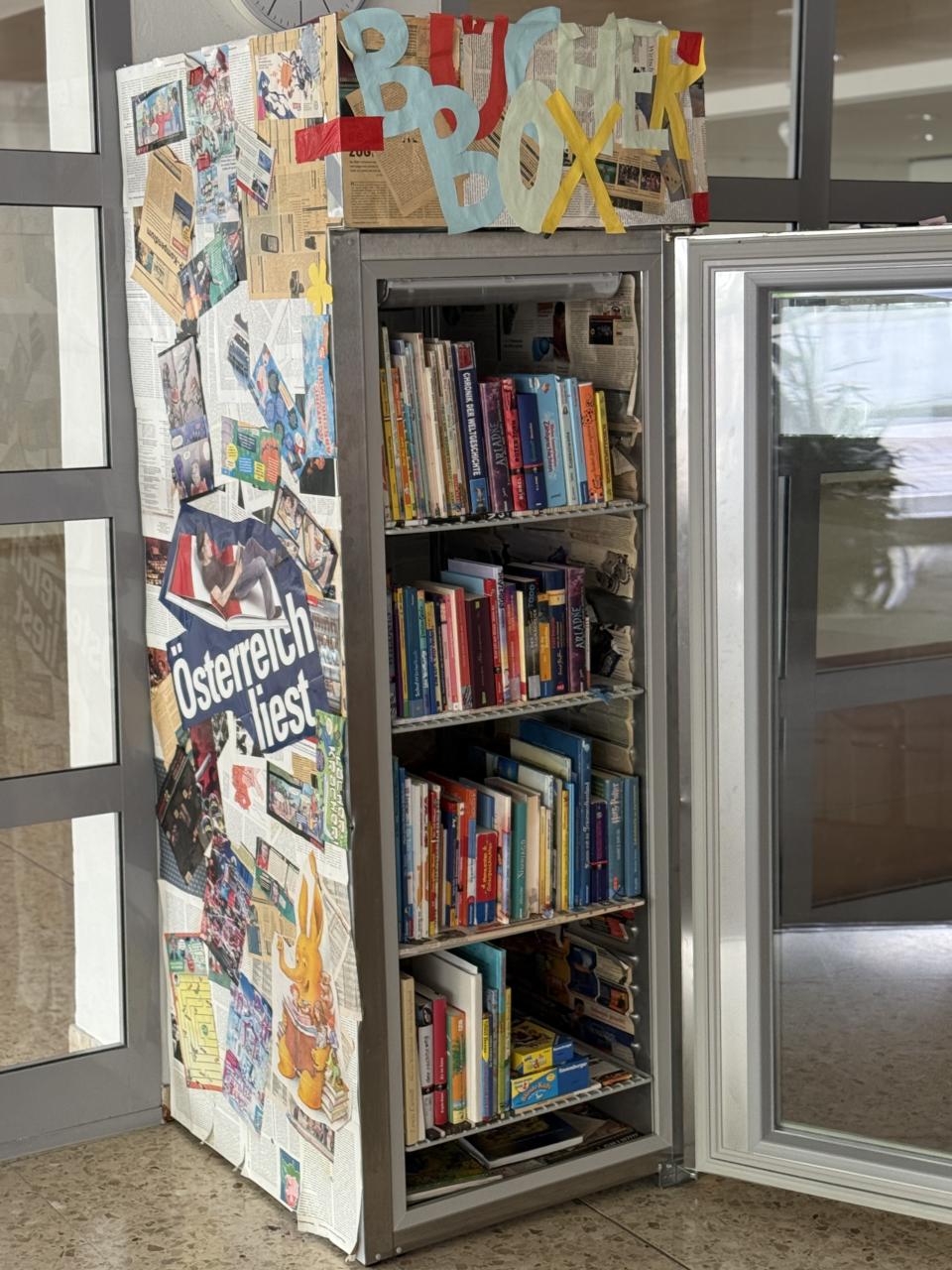 Bücherschrank - fancy beklebter alter Kühlschrank